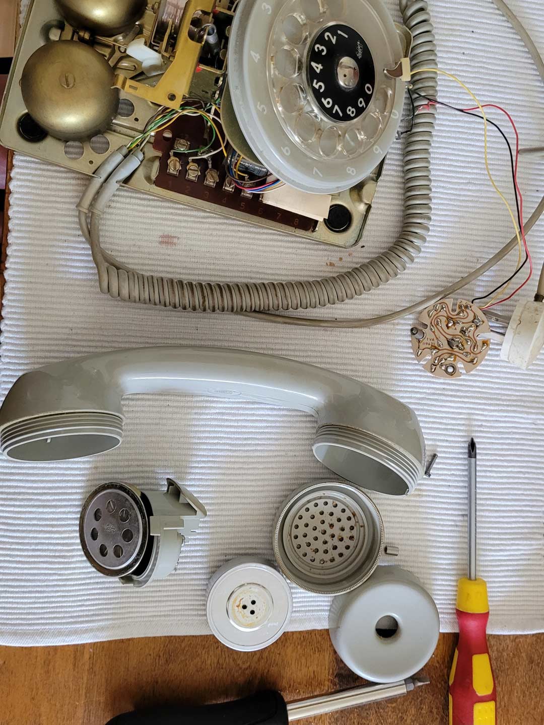 Lo-fi Mic: disassembled phone
