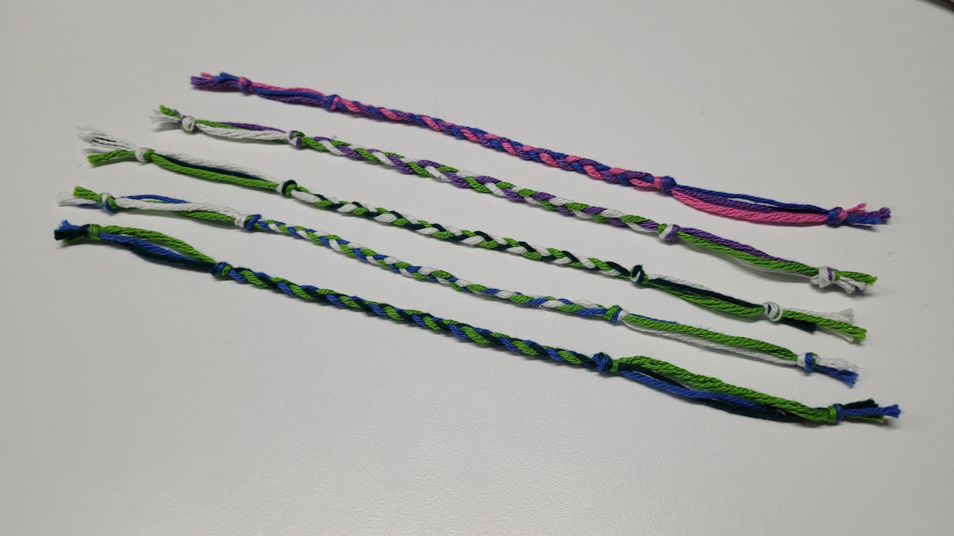 AURORA: Finished friendship bracelets