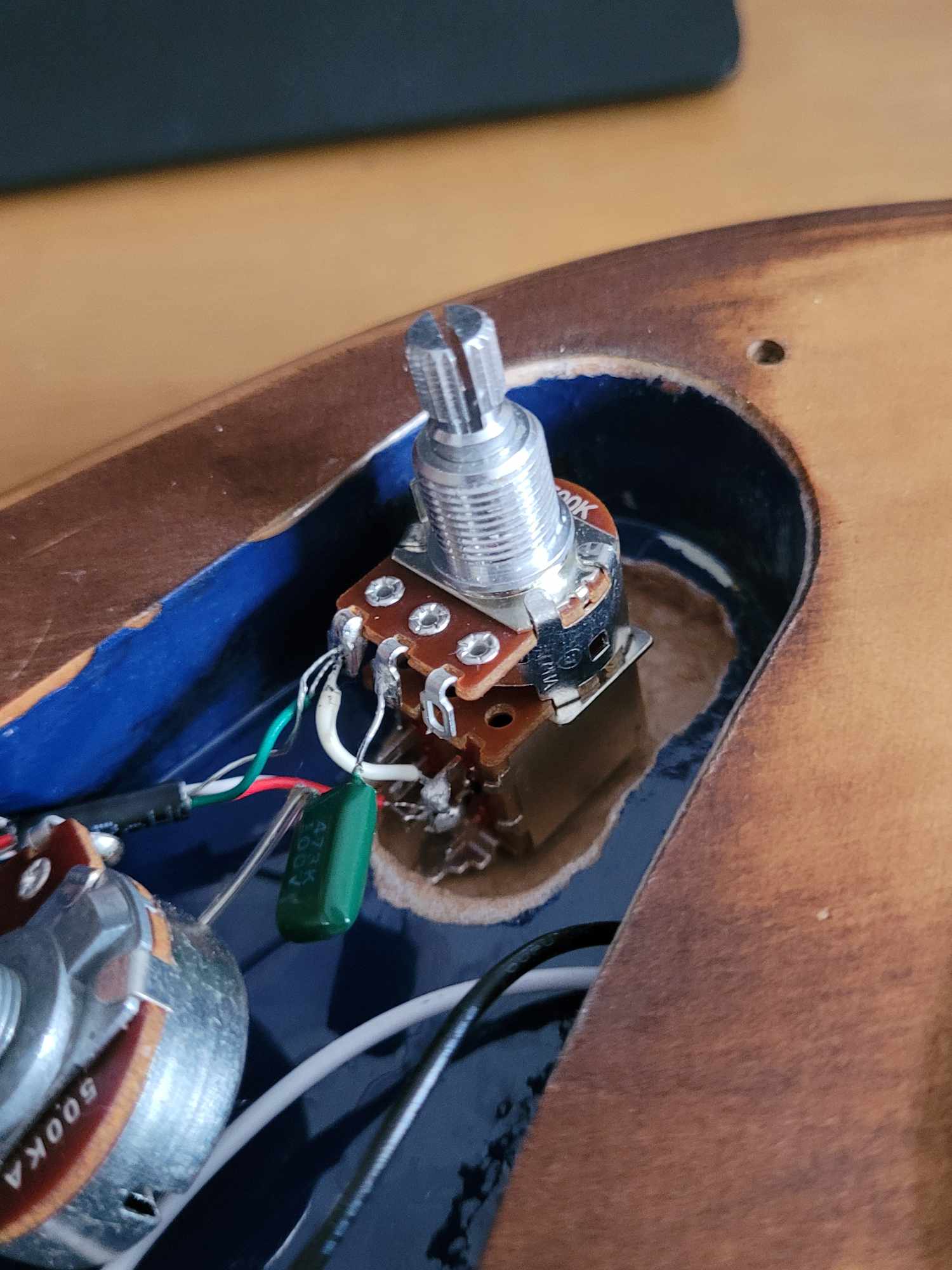 Lightweight Little '59 Strat: push/pull pot in carved out slot