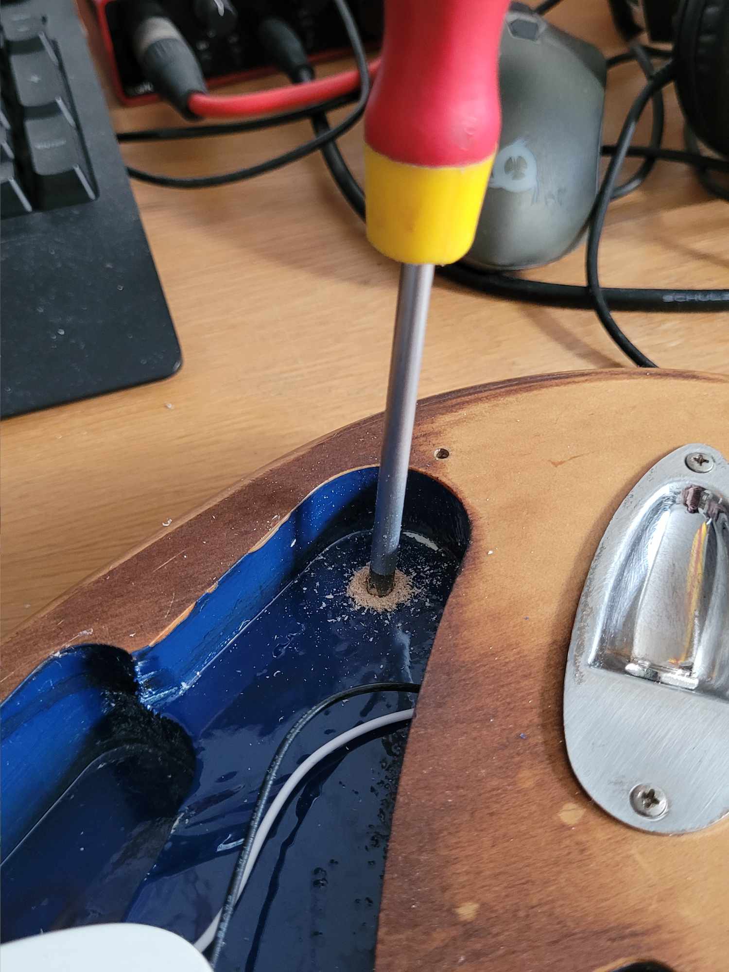 Lightweight Little '59 Strat: carving out the slot for the push/pull pot with a screwdriver